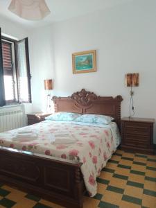 ein Schlafzimmer mit einem Holzbett und zwei Nachttischen in der Unterkunft ORVIETO BRICK HOUSE in Orvieto Scalo