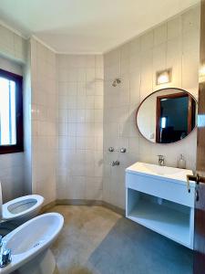 y baño con lavabo, aseo y espejo. en Super casa con vista al mar, hogar Netflix y Wifi en Mar del Plata