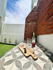 una botella de vino sentada en una mesa con copas en Super casa con vista al mar, hogar Netflix y Wifi en Mar del Plata