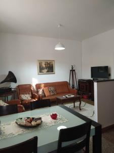 ein Wohnzimmer mit einem Sofa und einem Tisch in der Unterkunft ORVIETO BRICK HOUSE in Orvieto Scalo