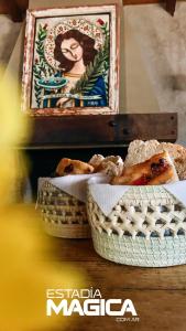 Zwei Körbe Brot und ein Bild einer Frau in der Unterkunft Hotel Termas Lahuen-Có in Los Molles