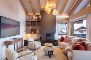 a living room with a couch and a tv at La Ruinette- Stylish 4-bed, Centre Of Verbier in Verbier