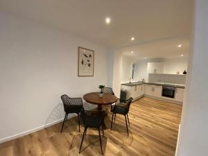 a living room with a table and chairs and a kitchen at Sanierter Altbau am Schloß in Marktbreit