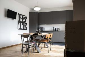 uma cozinha com mesa e cadeiras num quarto em CA' DE BERTO em Valcarecce