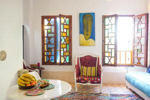 una sala de estar con una mesa con plátanos. en Dar 91 Essaouira, en Essaouira