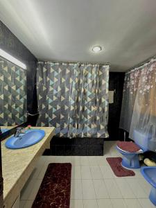 y baño con lavabo azul y ducha. en Amrouss touristic DarMaroc, en Azrou