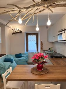 una cocina y una sala de estar con una mesa con flores. en Amiter Bagni San Filippo, en Bagni San Filippo
