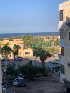 a view of a parking lot in a city at شقة 2 غرفة كبيرة ترى البحر مباشر مكيفة وسط المدينة in Port Said