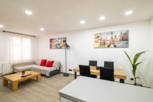 O zonă de relaxare la Luxury Beach Apartment, next to the sea