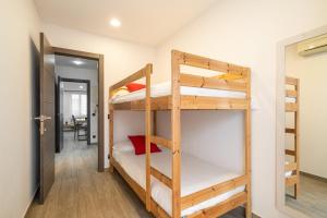Un pat sau paturi într-o cameră la Luxury Beach Apartment, next to the sea