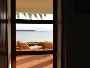 a view of the ocean from a door of a room at Holiday House Rivi in Milna