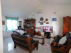 Area tempat duduk di Holiday House Rivi