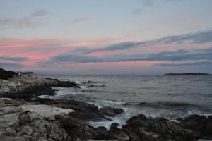a view of the ocean from a rocky beach at Holiday House Rivi in Milna