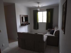 uma sala de estar com um sofá e uma janela em Apartamento inteiro para até 5 pessoas em Campinas