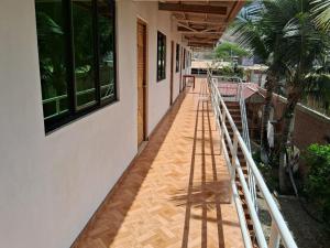 einen Gehweg zum Balkon eines Hauses in der Unterkunft Dylan Beach in Zorritos