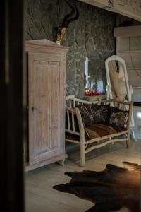 1 dormitorio con 1 cama y armario de madera en Kwiat Śniegu DeLuxe, en Nowe Bystre