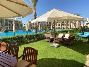 Bazén v ubytování Glamorous 2BR/ Free Beach & Pool Access @ Mangroovy, El Gouna nebo v jeho okolí