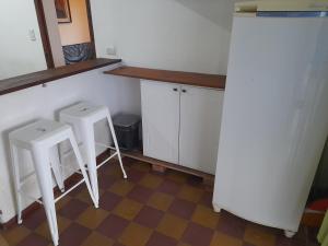 薩爾托的住宿－Terrazas del Palomar，厨房配有白色橱柜和2张凳子