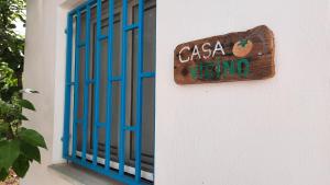 una señal en el lateral de un edificio con una ventana azul en Casa Trullo Bianco: Casa Vicino, en Ceglie Messapica 36 fotos más