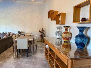 uma sala de estar com uma mesa com dois vasos em agafay villa em Marrakech