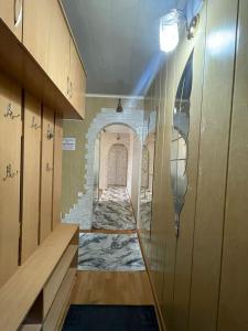 Habitación con pasillo y habitación con pared en 2-х комнатная квартира в 5 микрорайоне, en Bishkek