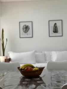 - un bol de fruits assis sur une table dans l'établissement Amplio Departamento en Zona Gastronómica a una cuadra de la Playa, à Mar del Plata