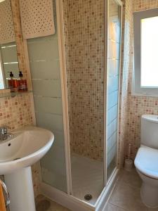 een badkamer met een douche, een wastafel en een toilet bij Casares del Sol penthouse with private roof terrace 80m2 in Bahia de Casares