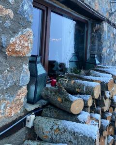 Kép E L chalet. A cosy mountain retreat. szállásáról Paleósz Ájosz Athanászioszban a galériában