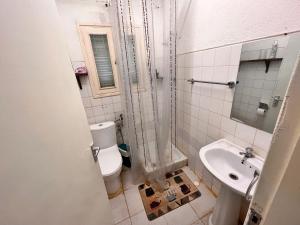 een badkamer met een toilet en een wastafel bij Sulas Beach House in Nampula