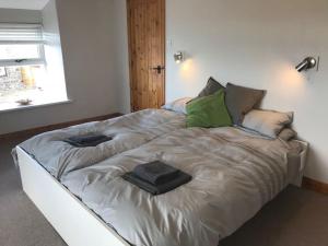 1 dormitorio con 1 cama grande con 2 almohadas en Hayfellside Cottage, Sleep 6,3 Bedrooms(1 ensuite), en Kendal