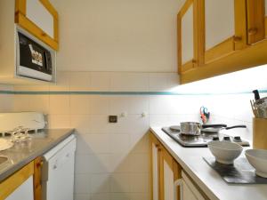 a kitchen with some bowls on the counter at Studio Plagne Bellecôte, 1 pièce, 4 personnes - FR-1-181-2356 in La Plagne Tarentaise