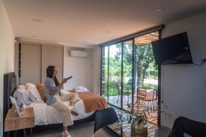 Μια τηλεόραση ή/και κέντρο ψυχαγωγίας στο Lodwine Lodge Apartments