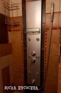 W łazience znajduje się prysznic ze szklanymi drzwiami. w obiekcie kukachalten w mieście El Chaltén