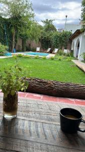 un tronco de árbol sobre una mesa con una taza de café en Oeste suites en Mendoza