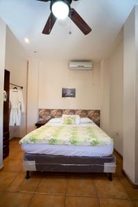 a bedroom with a bed and a ceiling fan at Apart hotel la Trejo in San Pedro Sula