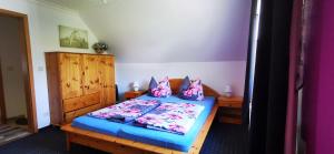 LütowにあるKöster's Hof Lütowのベッドルーム1室(青いシーツと枕のベッド1台付)