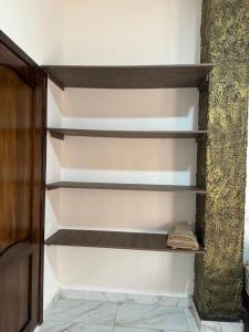 a empty shelf in a wall in a room at Casa Palmamar in Olón