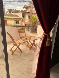 d'une fenêtre avec une chaise et une table sur un balcon. dans l'établissement Casa Palmamar, à Olón