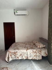 - une chambre avec un lit et un radiateur mural dans l'établissement Casa Palmamar, à Olón