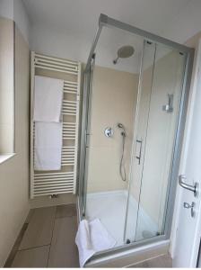 eine Dusche mit Glastür im Bad in der Unterkunft Studio am Dom in Köln