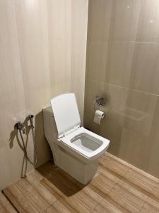 baño con aseo blanco en una habitación en Ales & Juli en Morjim