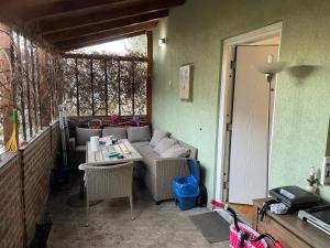 sala de estar con sofá y mesa en Vila Zoka, en Niška Banja