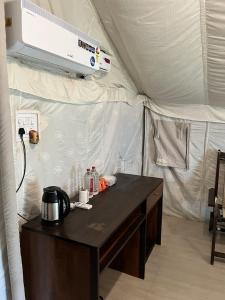 um quarto com uma mesa numa tenda em Ales & Juli em Morjim