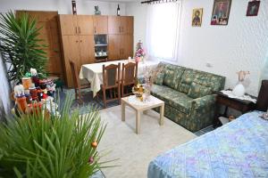 a living room with a couch and a table at Oplenacki smestaj Milica in Topola