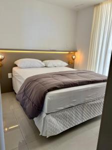 1 dormitorio con 1 cama grande en una habitación en Frente Mar Apartamento Luxuoso na praia de Cabo Branco, en João Pessoa