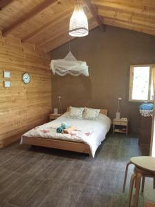 sypialnia z łóżkiem i zegarem na ścianie w obiekcie Puma Cottage w mieście Horcon