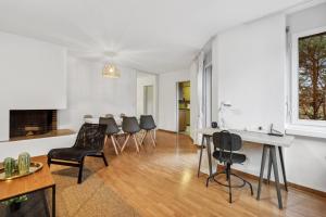 uma sala de estar com cadeiras, uma mesa e uma lareira em Neumünsterstrasse 26 em Zürich