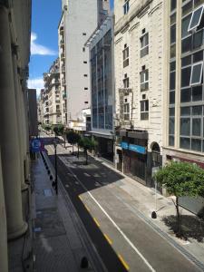 Blick auf eine Stadtstraße mit hohen Gebäuden in der Unterkunft Aparta Hotel in Buenos Aires