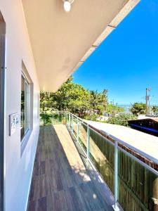 Elle comprend un balcon offrant une vue sur l'océan. dans l'établissement MORADA GARAPEIRA, à Guarda do Embaú