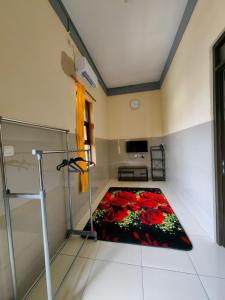 een kamer met een rood tapijt op de vloer bij pondok Syariah Hadikusuma 